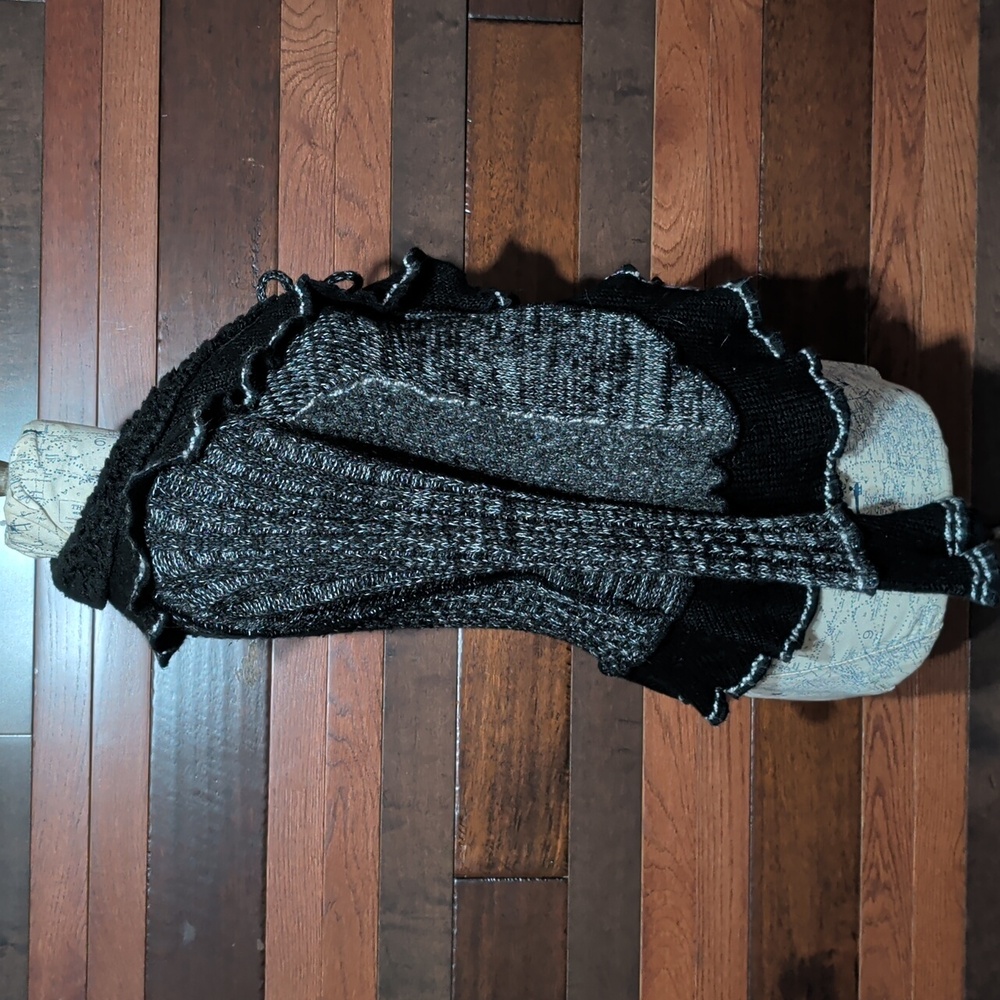Sioni Women's Black and Gray Sweater - Picture 7 of 10